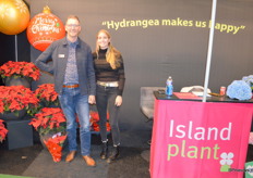 Peter v/d Bos en zijn nichtje Susie v/d Bos, die nu stage loopt op de kwekerij Island Plants. Sinds dit jaar is men met de kerststerren gestopt met de export op Engeland – jammer, natuurlijk, maar gezien alle moeilijkheden die dat de laatste jaren steevast met zich meebracht toch ook wel een opluchting.